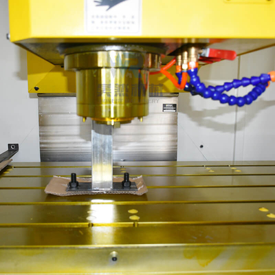 4axis ছোট অনুভূমিক যন্ত্র কেন্দ্র CNC উল্লম্ব মিলিং কেন্দ্র Vmc1370